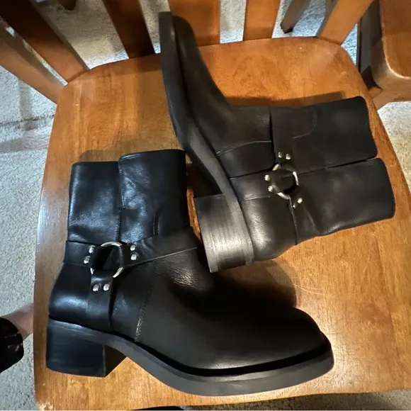 Sole Society Karisa Harness Black Snooth Leather Side Zip Boots NWOB Sz 9