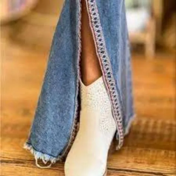 SPLIT LEG EMBROIDERED JEANS. NWT