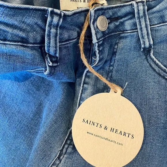 SPLIT LEG EMBROIDERED JEANS. NWT