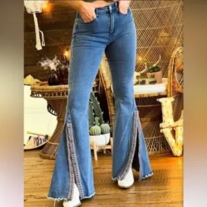 SPLIT LEG EMBROIDERED JEANS. NWT