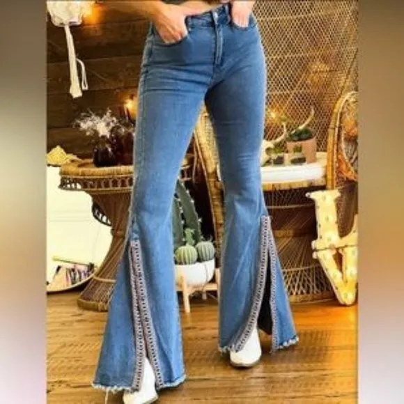 SPLIT LEG EMBROIDERED JEANS. NWT