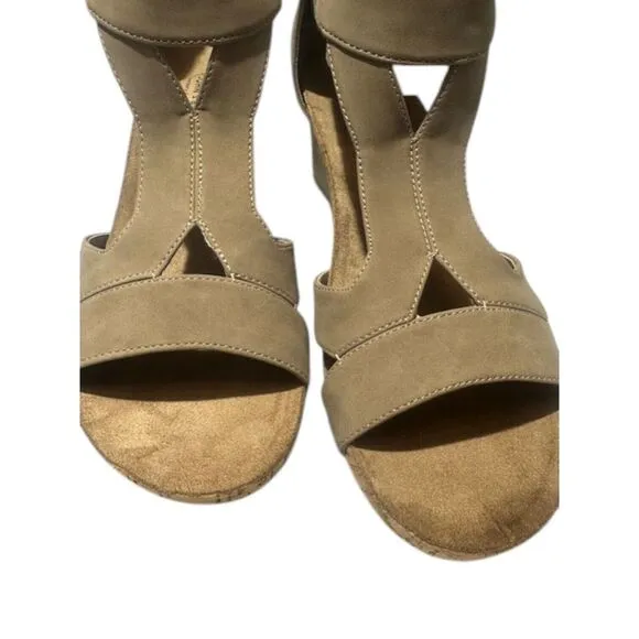 St. Johns Bay Taz Porchini Womens Sandals‎ Size 10M Sand Memory Foam