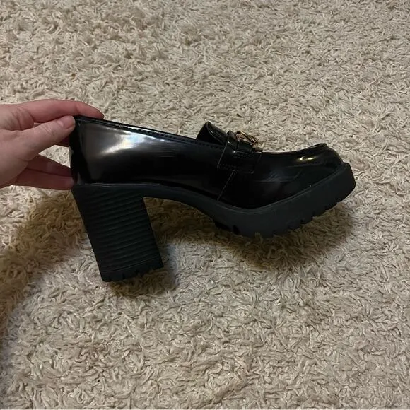 Steve Madden Women's Black and Gold Nakos Loafers size 8.5