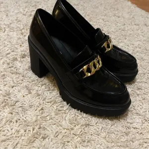 Steve Madden Women's Black and Gold Nakos Loafers size 8.5