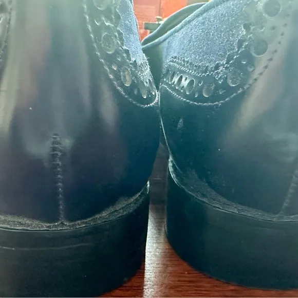 Stuart Weitzman women's blue suede and leather wingtip loafers size 8.5 NWOB.