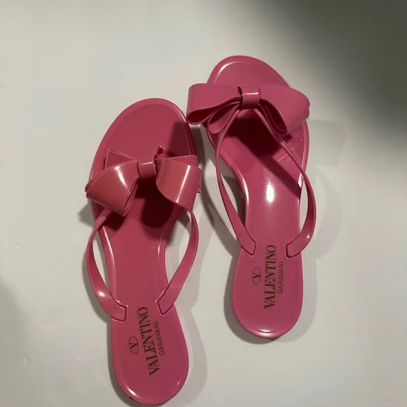 SUMMER STAPLE | Valentino Pink Glossy Sandals with Bow Detail
