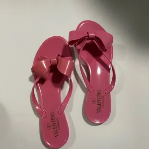 SUMMER STAPLE | Valentino Pink Glossy Sandals with Bow Detail