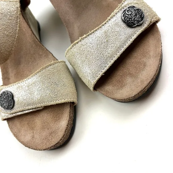 Taos Festival Beige Metallic Fleck Comfort Wedge Sandals size 6.5