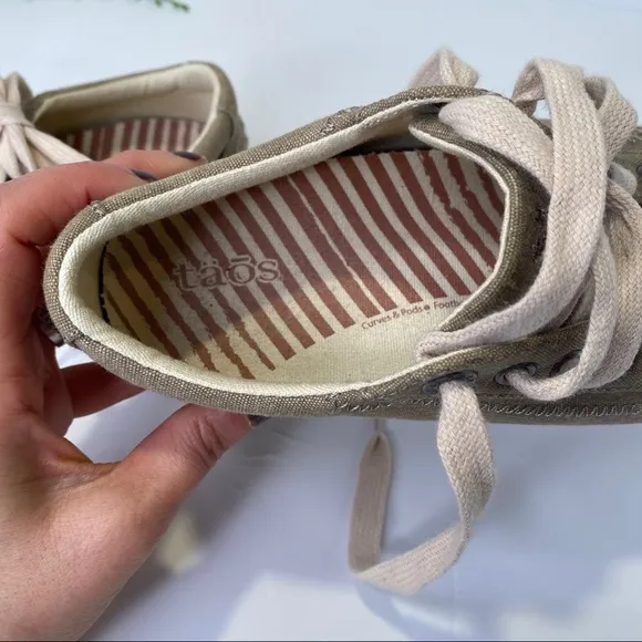 Taos Footwear Khaki Wash Canvas Star Sneakers Size 6-6.5M Lace Up Comfort Shoe