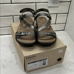Taos Footwear Women's Beauty Light Gold Emboss Comfortable Sandals Size 9
