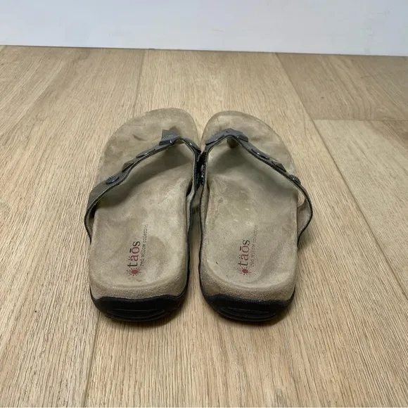 TAOS Red Willow Collection Sandals Size 9 Silver
