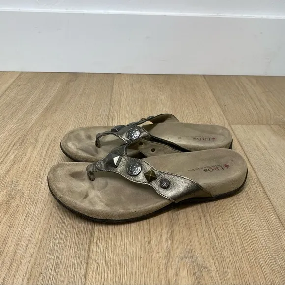 TAOS Red Willow Collection Sandals Size 9 Silver