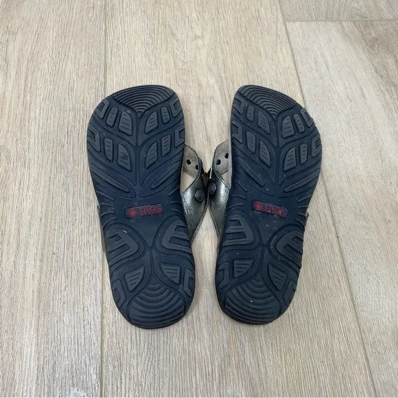 TAOS Red Willow Collection Sandals Size 9 Silver