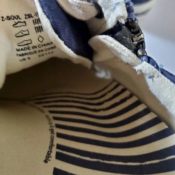 Taos  Z Soul Footwear Blue and Cream Sneakers with Canvas Upper Size 9