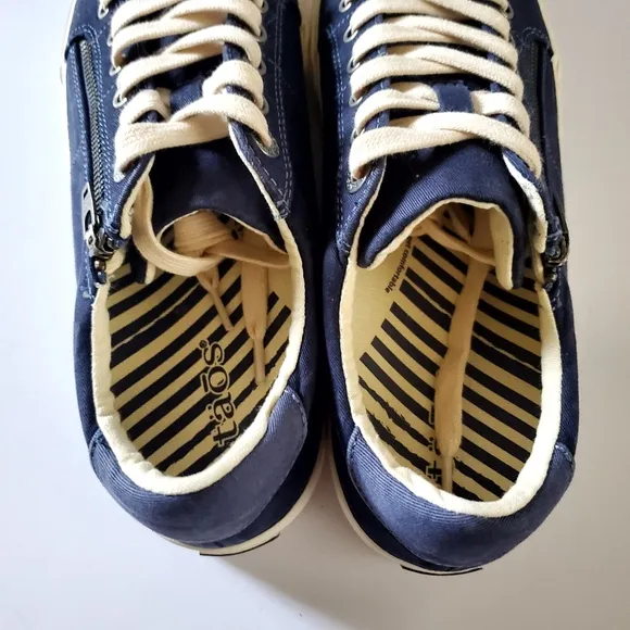 Taos  Z Soul Footwear Blue and Cream Sneakers with Canvas Upper Size 9