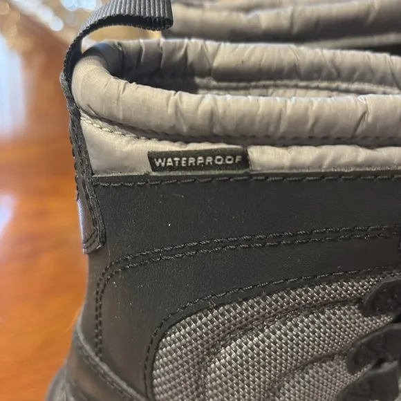 The North Face Alpenglow IV kids boys thermfelt Black and Gray Winter Boots NWOT