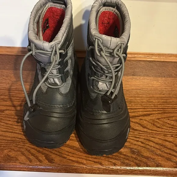 The North Face Alpenglow IV kids boys thermfelt Black and Gray Winter Boots NWOT