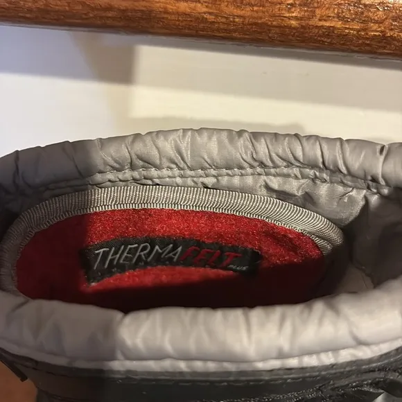 The North Face Alpenglow IV kids boys thermfelt Black and Gray Winter Boots NWOT