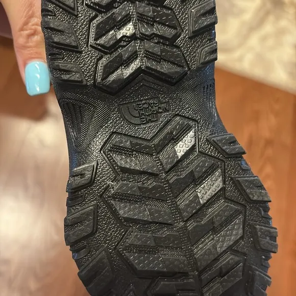 The North Face Alpenglow IV kids boys thermfelt Black and Gray Winter Boots NWOT