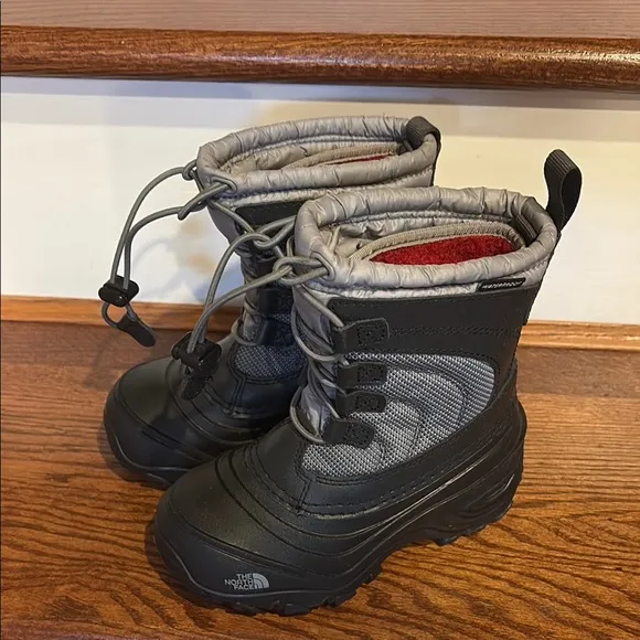 The North Face Alpenglow IV kids boys thermfelt Black and Gray Winter Boots NWOT