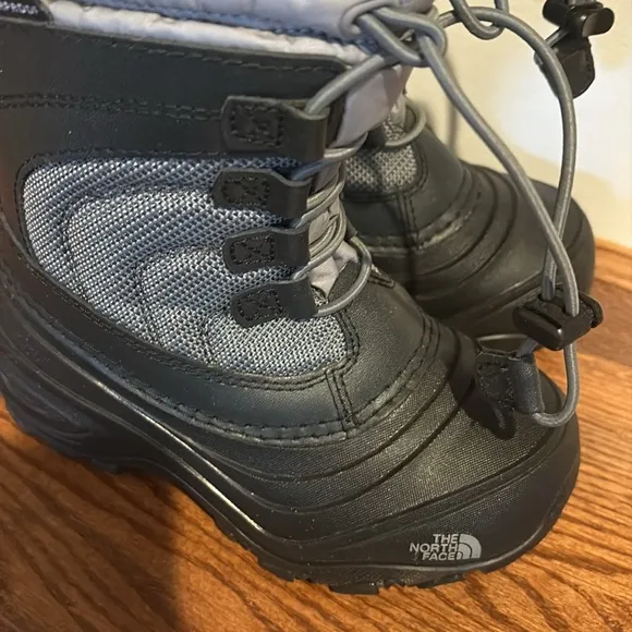 The North Face Alpenglow IV kids boys thermfelt Black and Gray Winter Boots NWOT