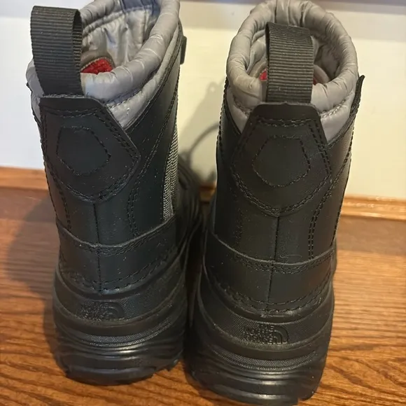 The North Face Alpenglow IV kids boys thermfelt Black and Gray Winter Boots NWOT