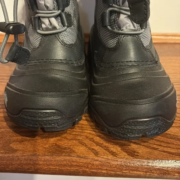 The North Face Alpenglow IV kids boys thermfelt Black and Gray Winter Boots NWOT