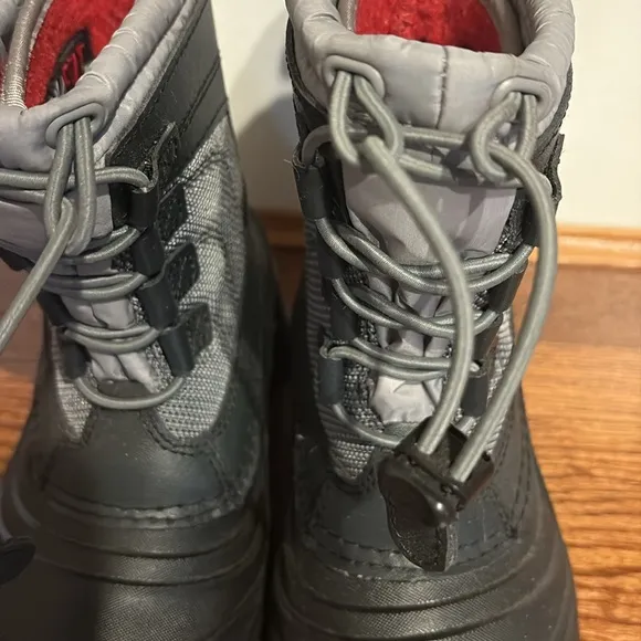 The North Face Alpenglow IV kids boys thermfelt Black and Gray Winter Boots NWOT