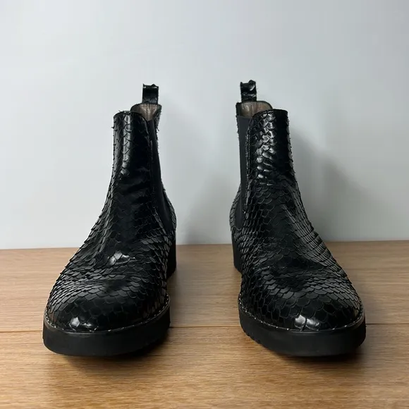THE SHOE BOX Black Genuine Leather Snake Skin Textured Women’s Ankle Bootie’s
