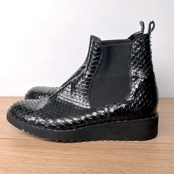 THE SHOE BOX Black Genuine Leather Snake Skin Textured Women’s Ankle Bootie’s