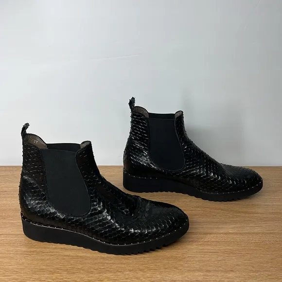 THE SHOE BOX Black Genuine Leather Snake Skin Textured Women’s Ankle Bootie’s