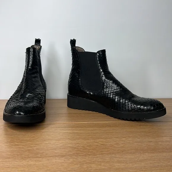 THE SHOE BOX Black Genuine Leather Snake Skin Textured Women’s Ankle Bootie’s