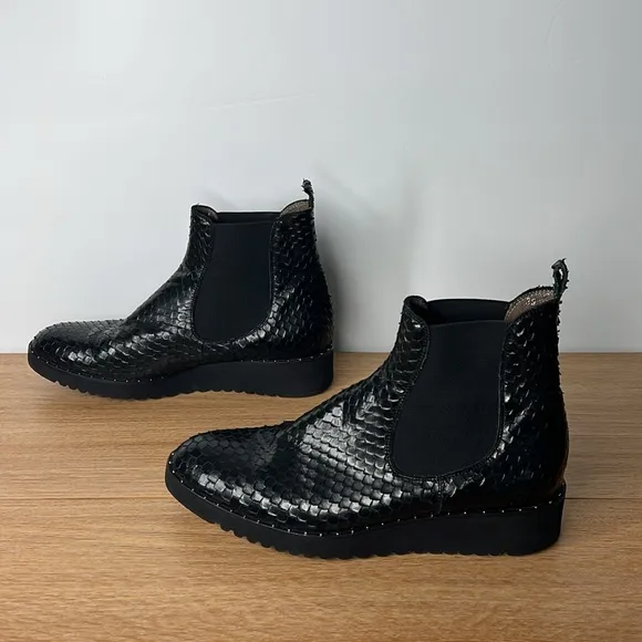 THE SHOE BOX Black Genuine Leather Snake Skin Textured Women’s Ankle Bootie’s