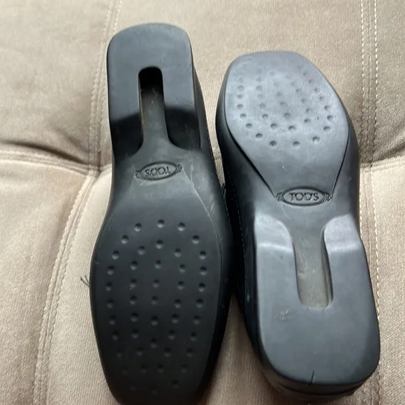 Tod’s women’s slip on loafers SZ 7 black leather