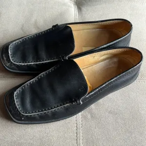 Tod’s women’s slip on loafers SZ 7 black leather