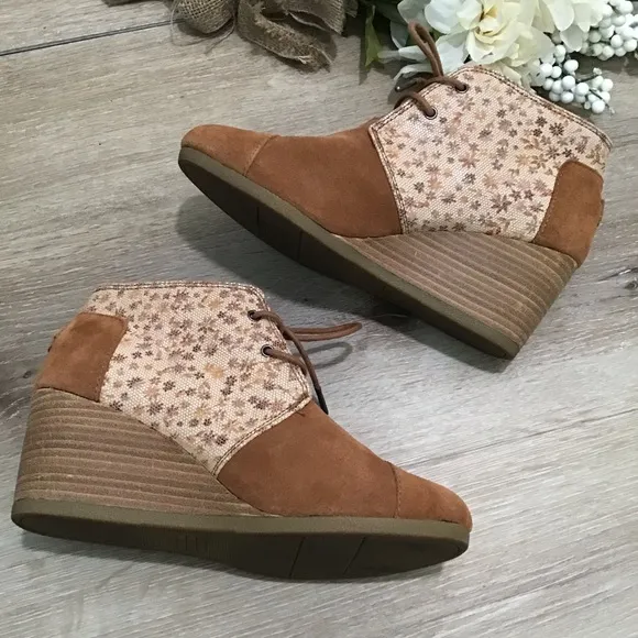 Toms 8.5 Sienna Leather Printed Fall leaves Desert Wedge Boots