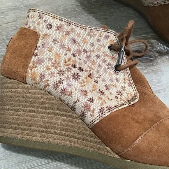 Toms 8.5 Sienna Leather Printed Fall leaves Desert Wedge Boots