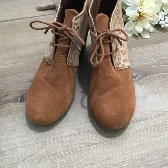 Toms 8.5 Sienna Leather Printed Fall leaves Desert Wedge Boots