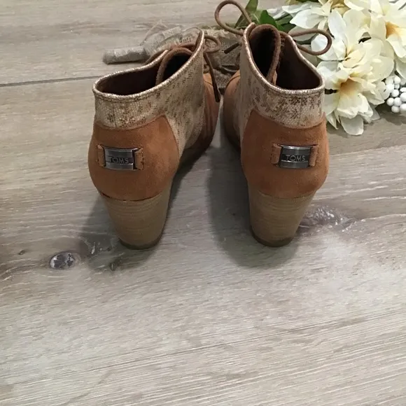 Toms 8.5 Sienna Leather Printed Fall leaves Desert Wedge Boots