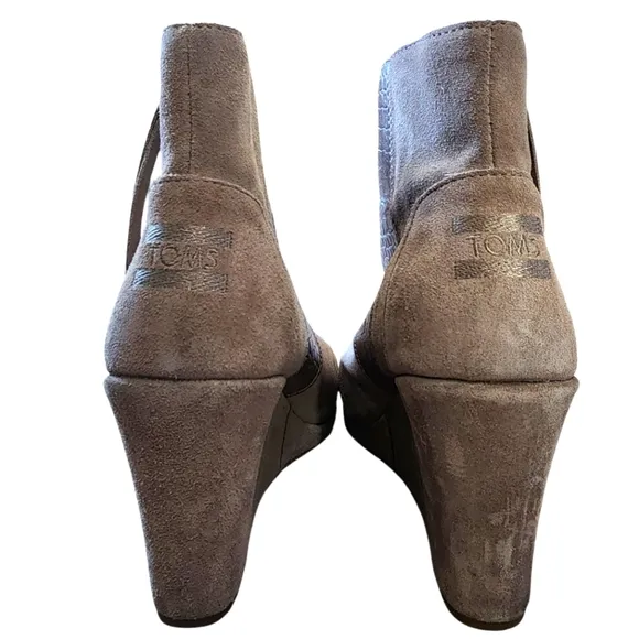 TOMS Desert Wedge High Taupe Suede Croc Embossed Ankle Booties, size 8