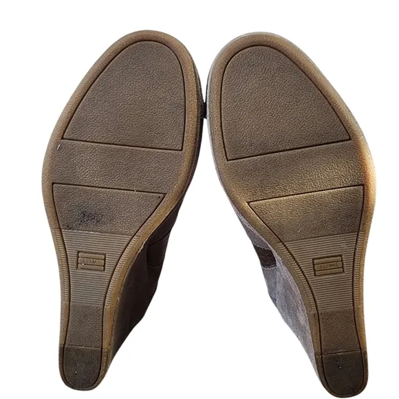 TOMS Desert Wedge High Taupe Suede Croc Embossed Ankle Booties, size 8