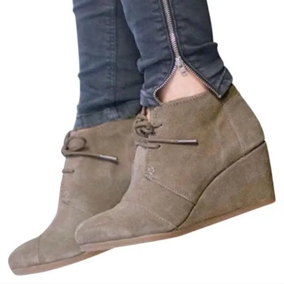 TOMS Desert Wedge Bootie Boots Size 8.5 M in Taupe Suede Worn Once