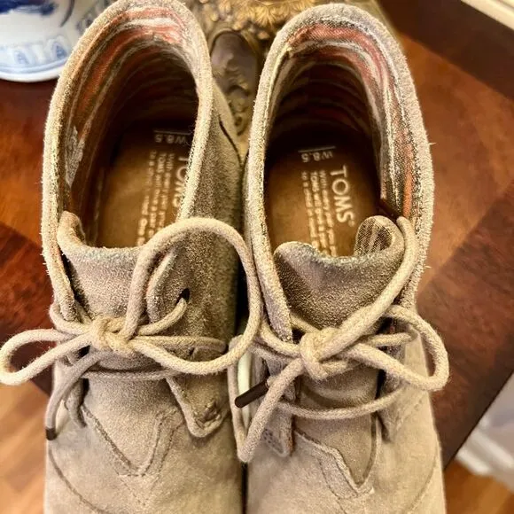 TOMS Desert Wedge Bootie Boots Size 8.5 M in Taupe Suede Worn Once