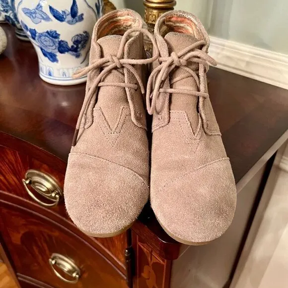 TOMS Desert Wedge Bootie Boots Size 8.5 M in Taupe Suede Worn Once