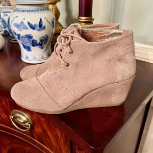 TOMS Desert Wedge Bootie Boots Size 8.5 M in Taupe Suede Worn Once