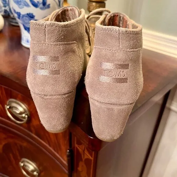 TOMS Desert Wedge Bootie Boots Size 8.5 M in Taupe Suede Worn Once