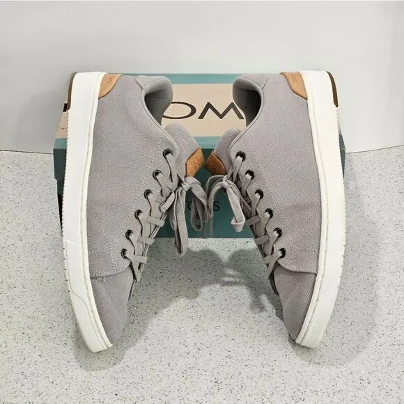 TOMS, Mens sneakers in gray canvas. NIB, size 11.