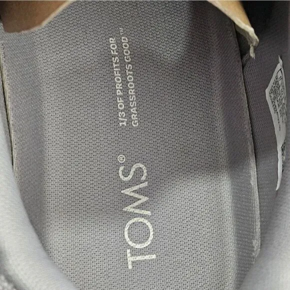 TOMS, Mens sneakers in gray canvas. NIB, size 11.