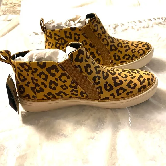 Toms sneakers Bryce Doe Leopard print canvas New in Box SZ 8