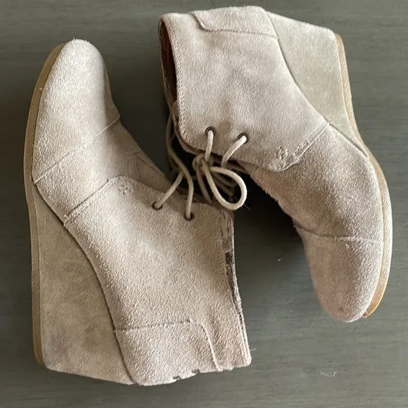 Toms Taupe Suede Lace-Up Desert Wedge Ankle Boots Size 9.5
